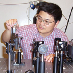 香港中文大學物理系副教授王建方教授畢業於哈佛大學