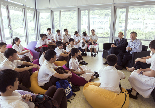 Students enjoying a conversation with Professor Fung Tung, Associate Vice-President of CUHK, on climate change and personal environmental responsibility