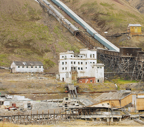 由俄羅斯人開發的煤礦工業區──金字塔鎮，現時已經荒廢。