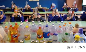 A café owner is giving away books to children who bring him plastic bottles and cans to recycle (CNN - 20190215)