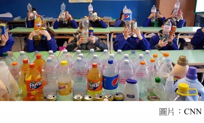 A café owner is giving away books to children who bring him plastic bottles and cans to recycle (CNN - 20190215)