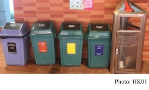 港大玻璃回收桶內放滿垃圾　只因外貌太「與衆不同」(HK01 - 20181008)