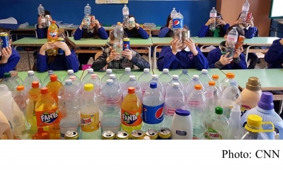 A café owner is giving away books to children who bring him plastic bottles and cans to recycle (CNN - 20190215)