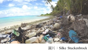 Plastic pollution: Flip-flop tide engulfs &#039;paradise&#039; island (BBC - 20190516)